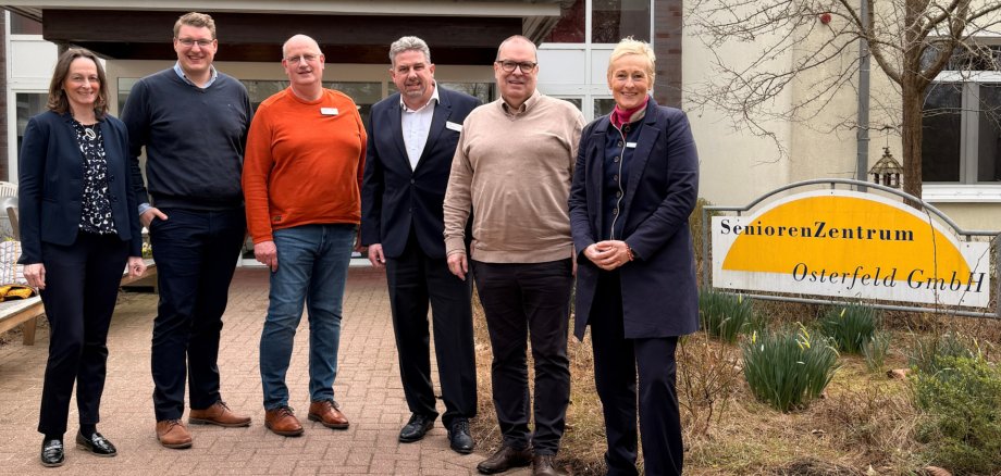 Torsten Ritter (3. von links) und Peter Huusmann (3. von rechts) gaben Landrat Thorsten Krüger (2. von rechts), Katja Link (rechts) und Kerstin Heins von der Wirtschaftsförderung des Landkreises sowie Schiffdorfs Bürgermeister Henrik Wärner Einblicke in die Arbeit im Seniorenzentrum Osterfeld in Schiffdorf. Foto Gemeinde Schiffdorf