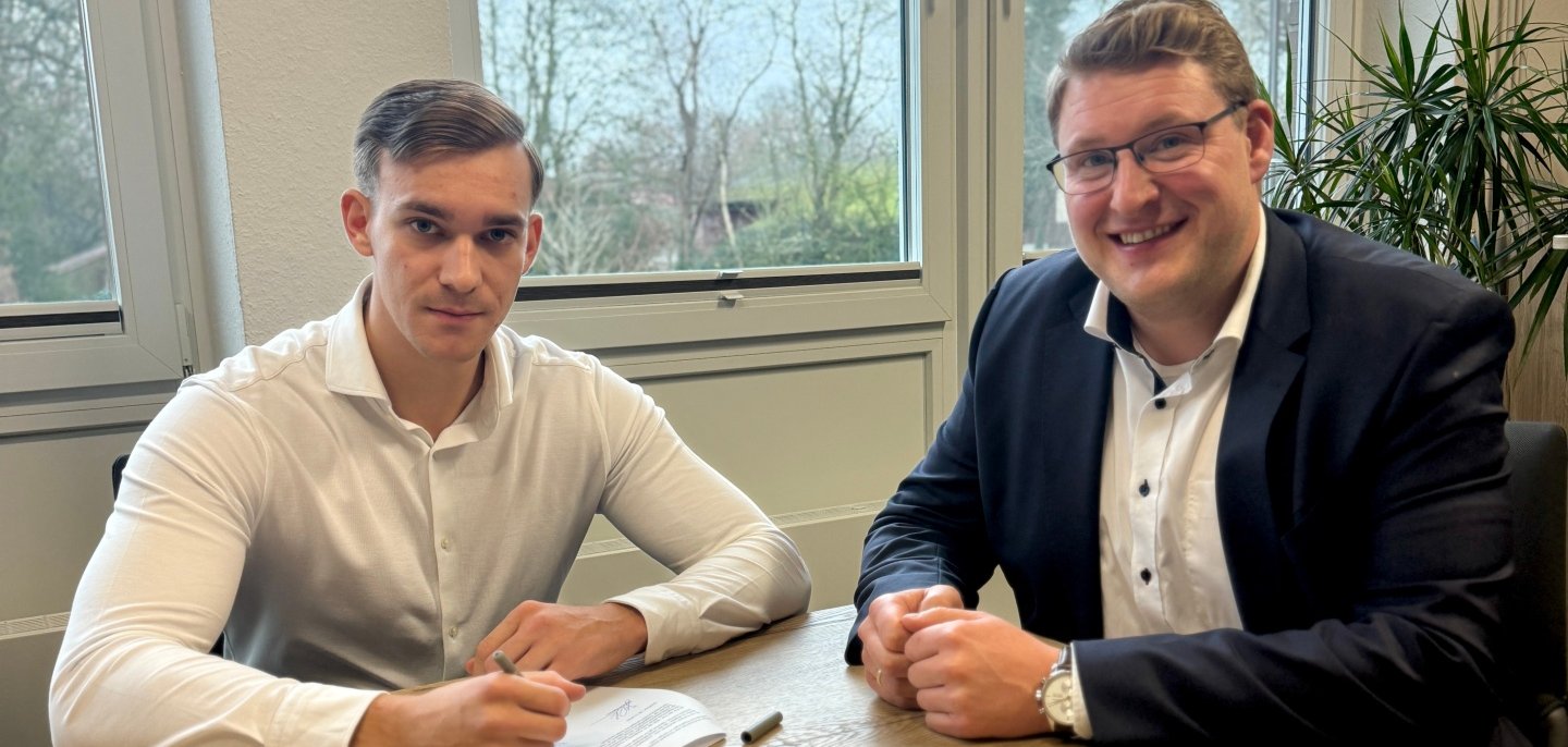 Der neue Eigentümer Julian Wiese (links) und Bürgermeister Henrik Wärner bei der Vertragsunterzeichnung.