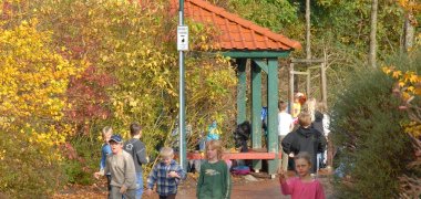 Spielende Kinder auf dem Schulhof der Grundschule Geestenseth
