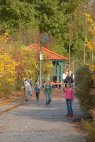 Spielende Kinder auf dem Schulhof der Grundschule Geestenseth