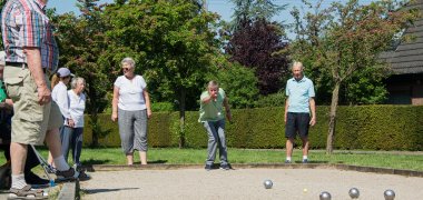 Menschen beim Boule-Spiel