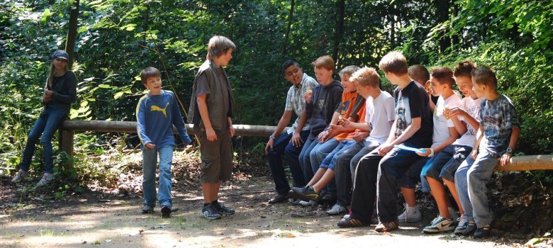 Mehrere Jugendliche im Wald