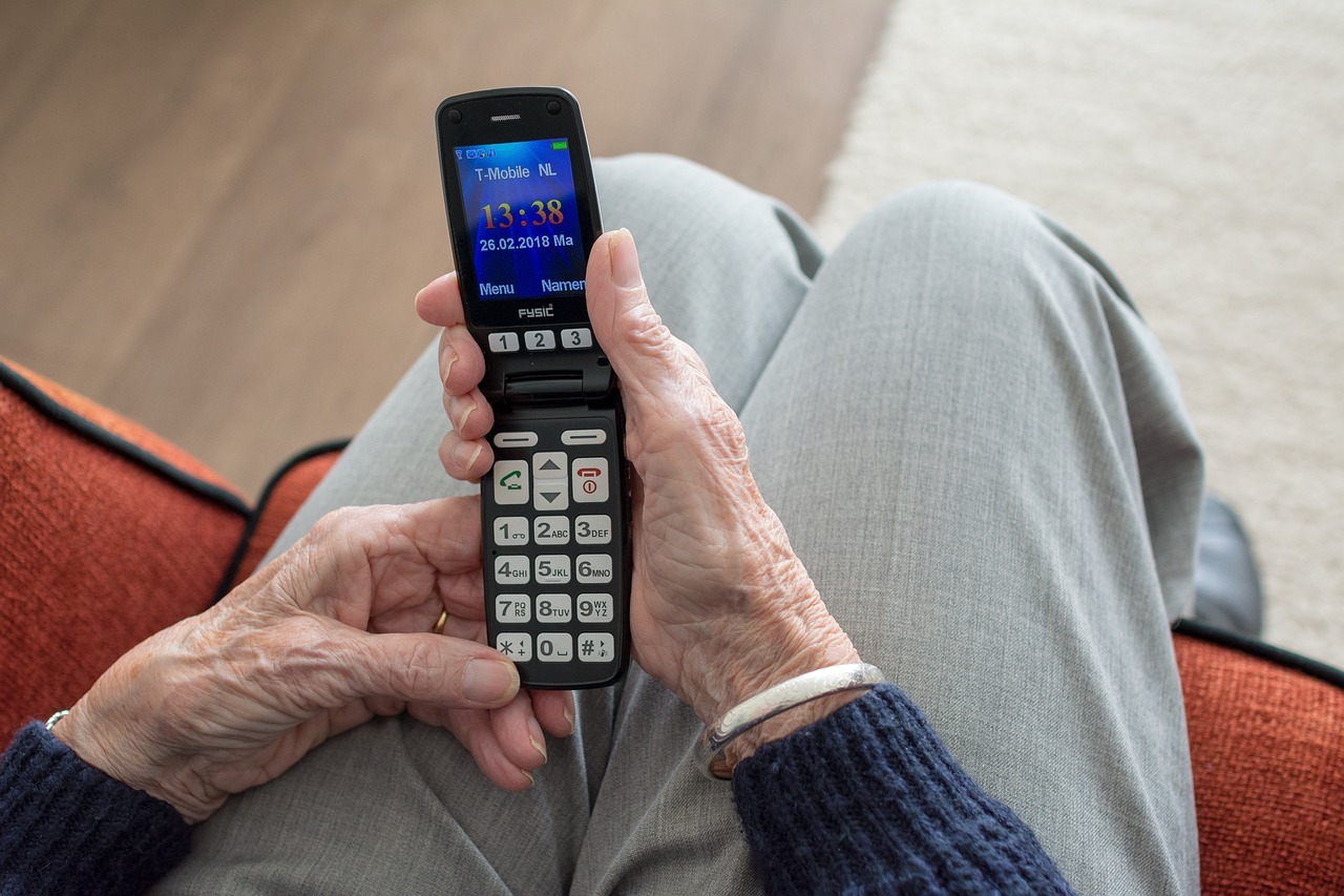 Seniorin hält ein Smartphone