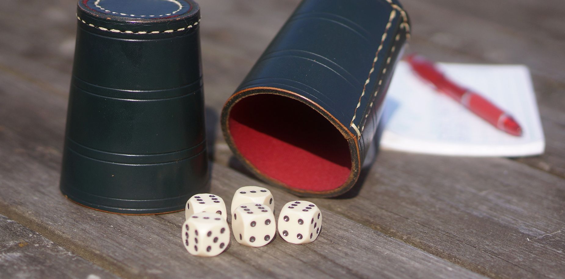 Würfelbecher mit Würfeln Würfelspiel