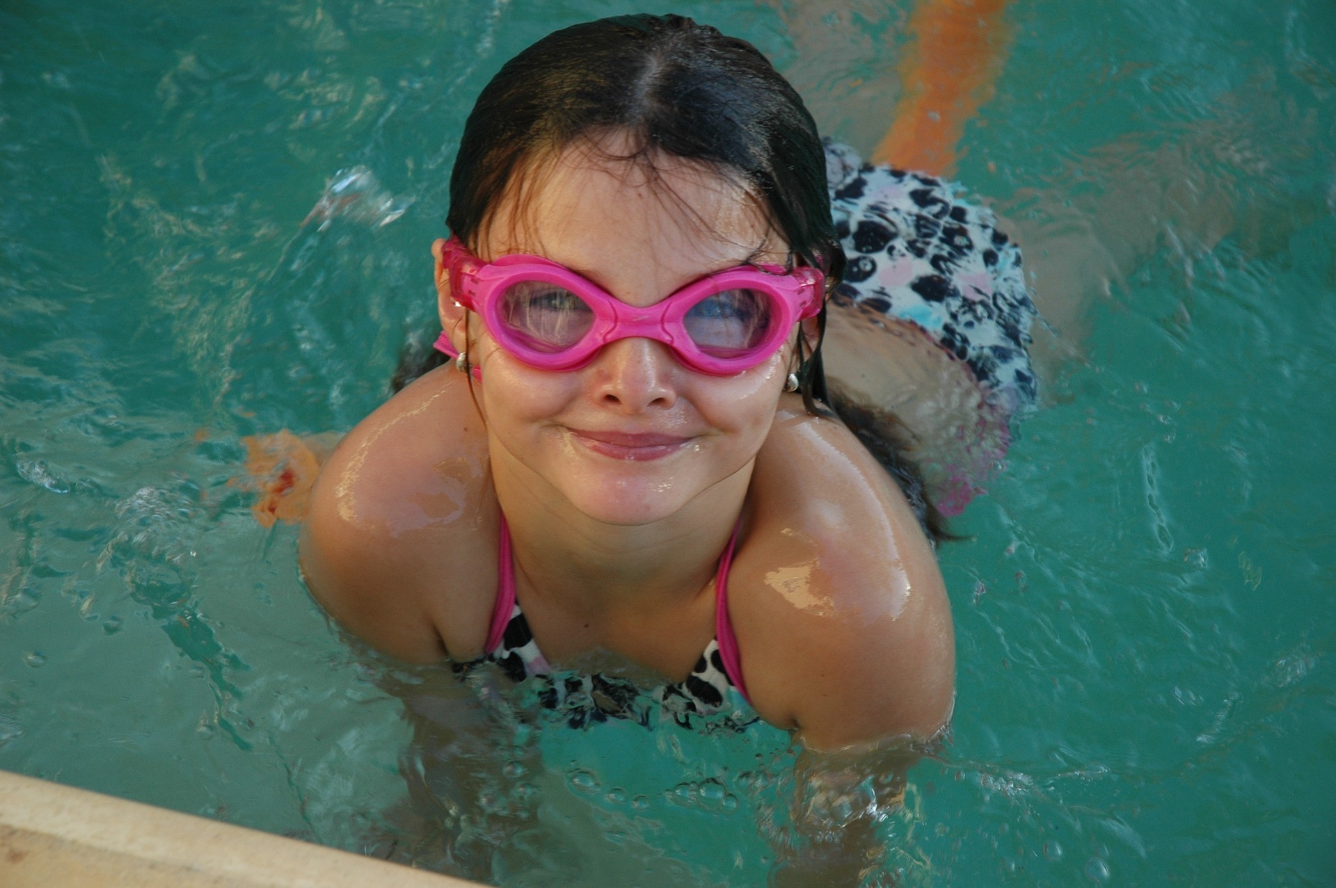 Mädchen mit Taucherbrille im Wasser Mädchen mit Taucherbrille im Wasser