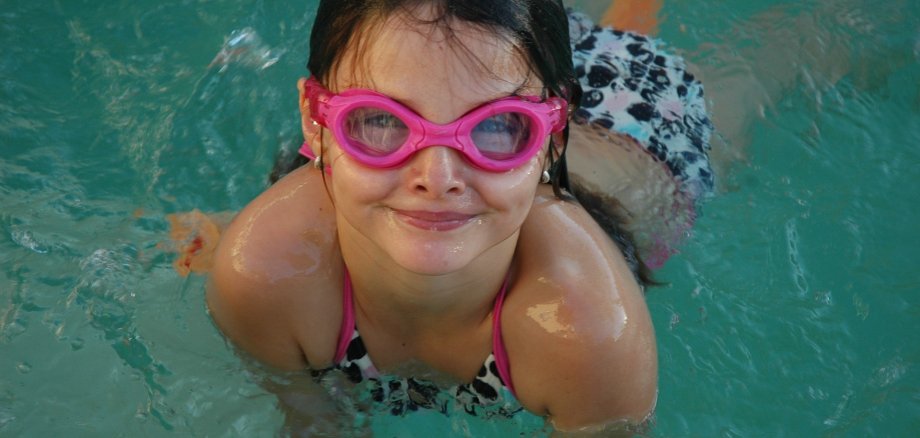 Mädchen mit Taucherbrille im Wasser