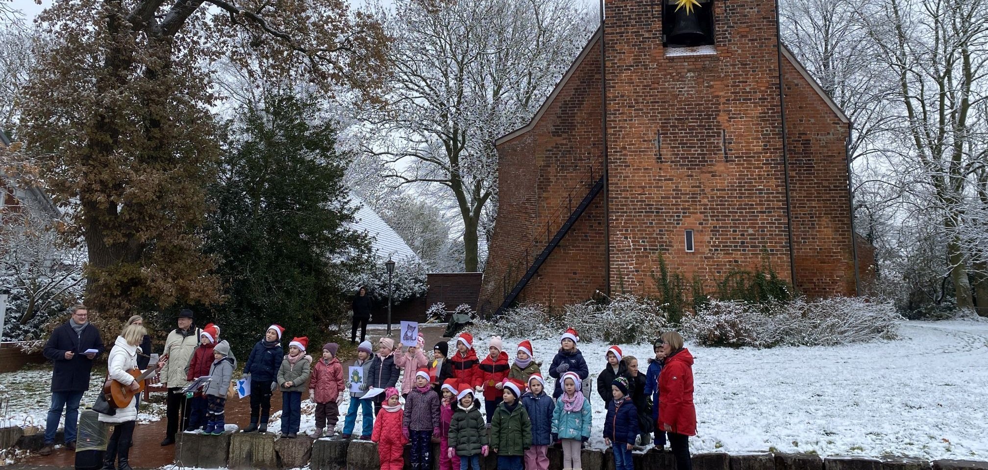 Kinder singen vor der Martinskirche