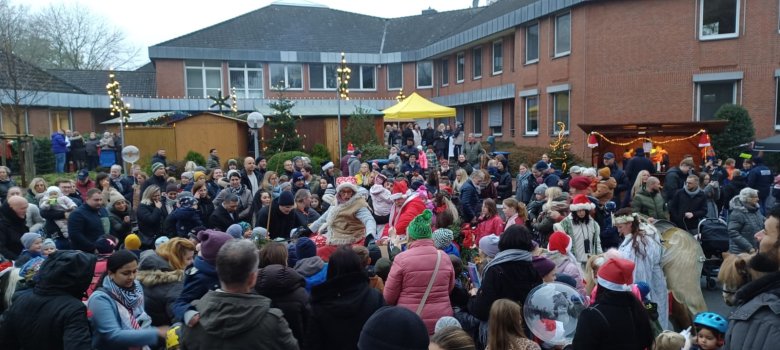 Besucher auf dem Rathausplatz