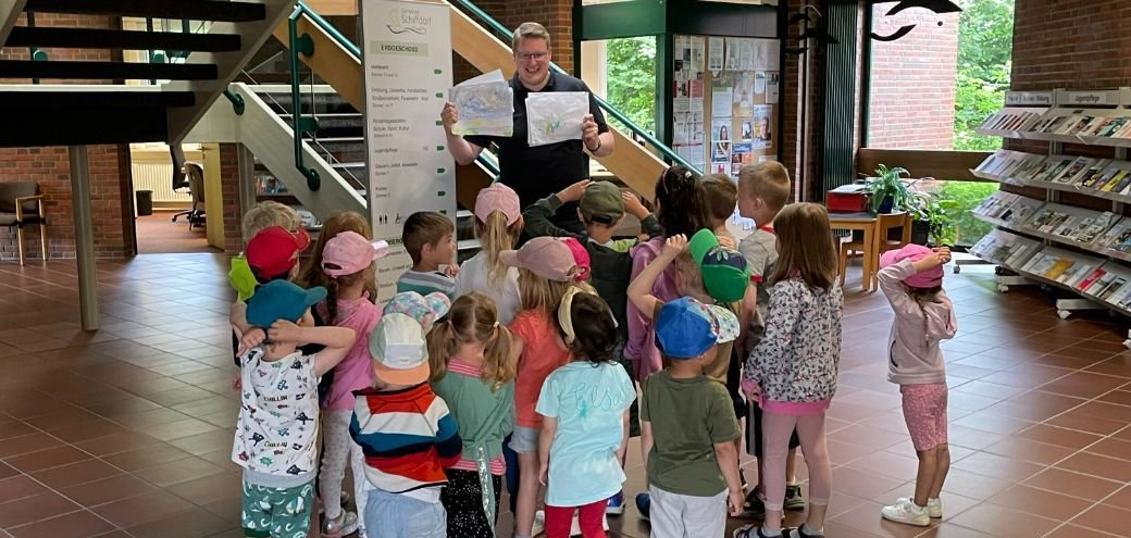 Kinder der Kita Bramel mit dem Bürgermeister