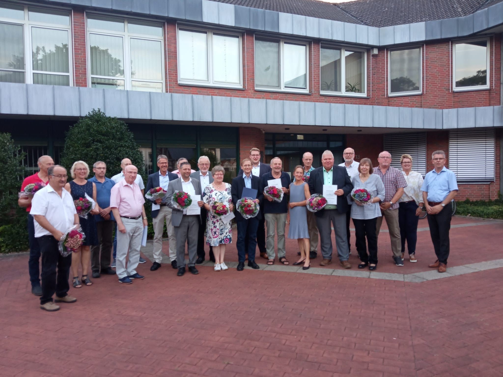 Gruppenfoto Rats- und Ortsratsmitglieder, die geehrt und verabschiedet wurden. 