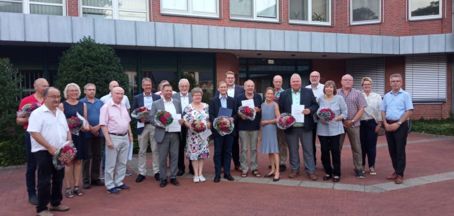 Gruppenfoto Rats- und Ortsratsmitglieder, die geehrt und verabschiedet wurden. 
