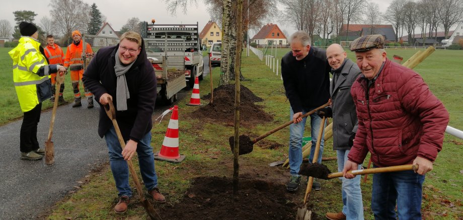 Pflanzung des Klimabaums am Sportplatz in Geestenseth