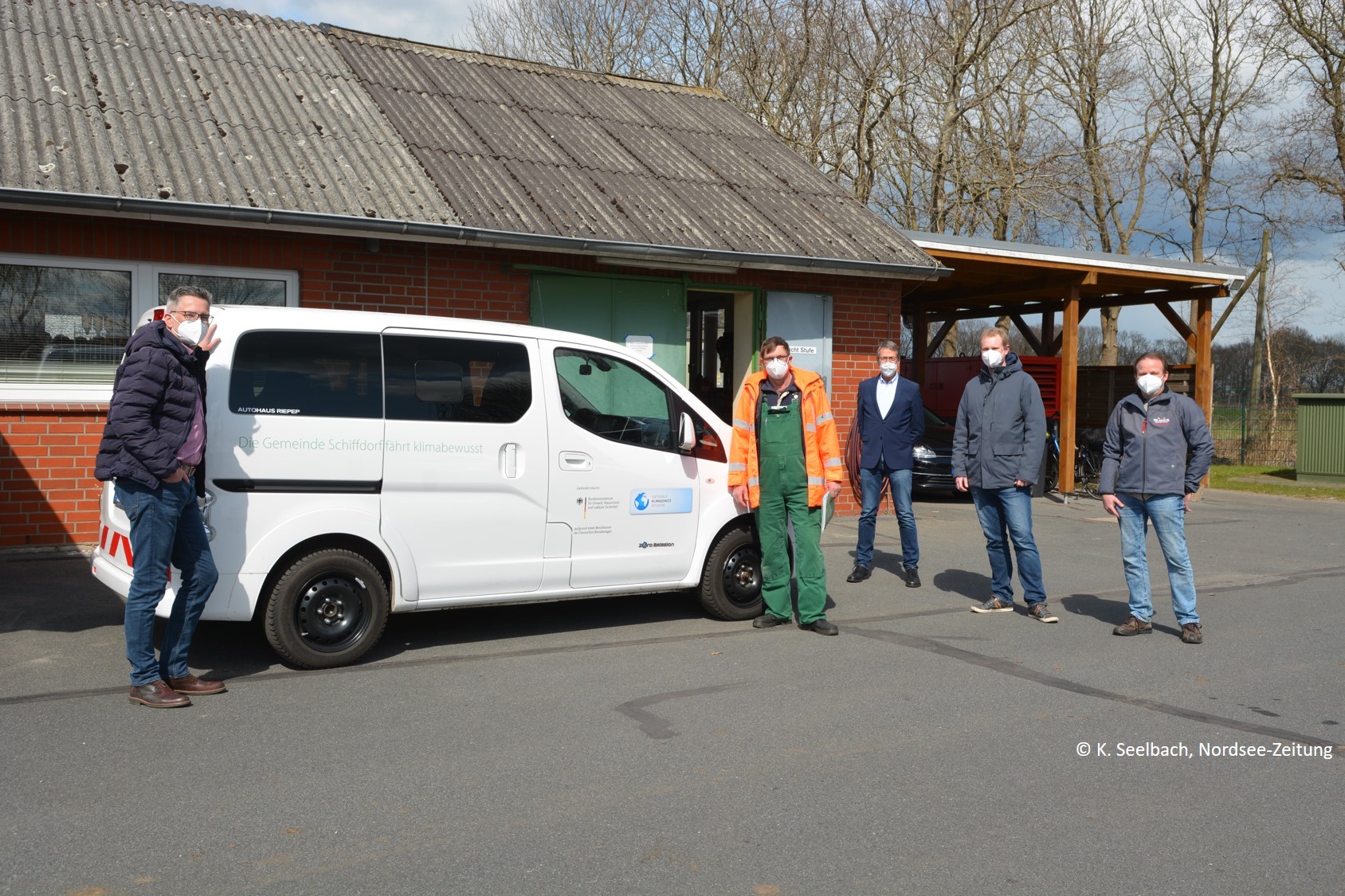 E-Transporter vor Kläranlage mit Personal