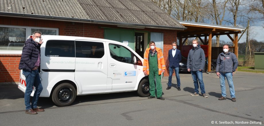 E-Transporter vor Kläranlage mit Personal