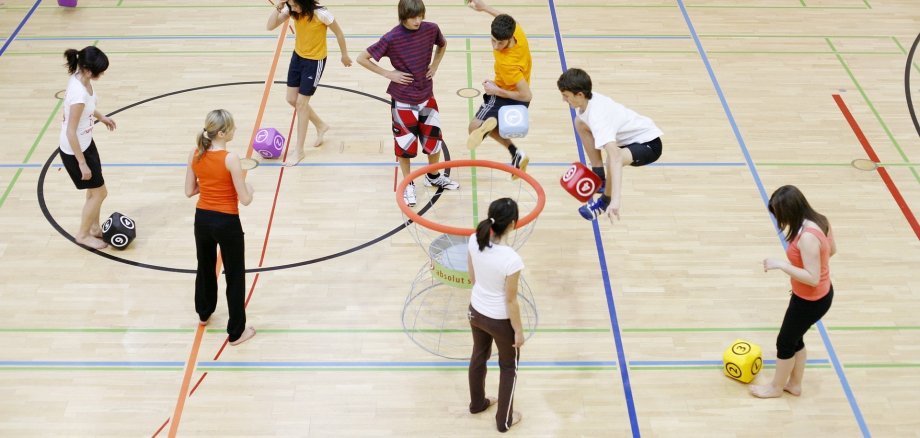 Kinder in einer Sporthalle