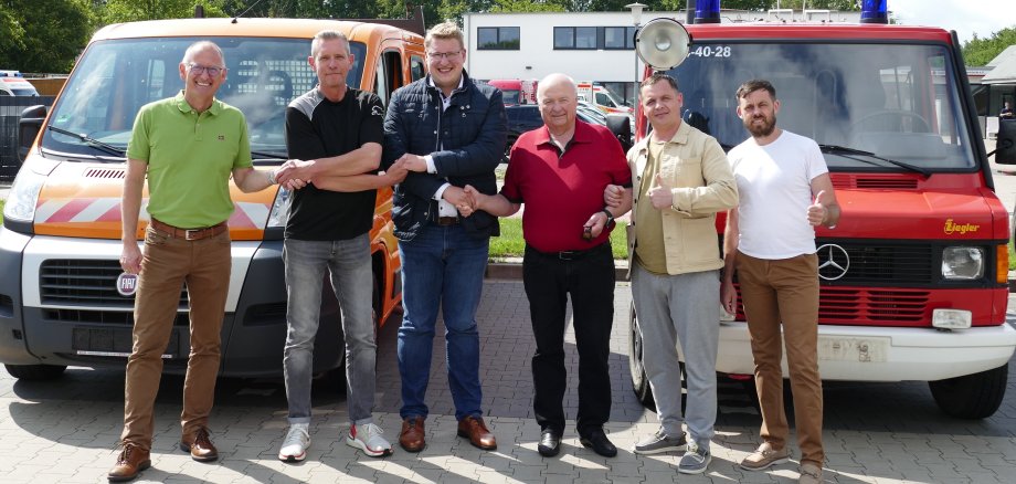 Peter Göbel bedankt sich bei den Bürgermeistern Henrik Wärner und Detlef Wellbrock
