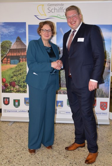 Ministerin Daniela Behrens und Bürgermeister Henrik Wärner