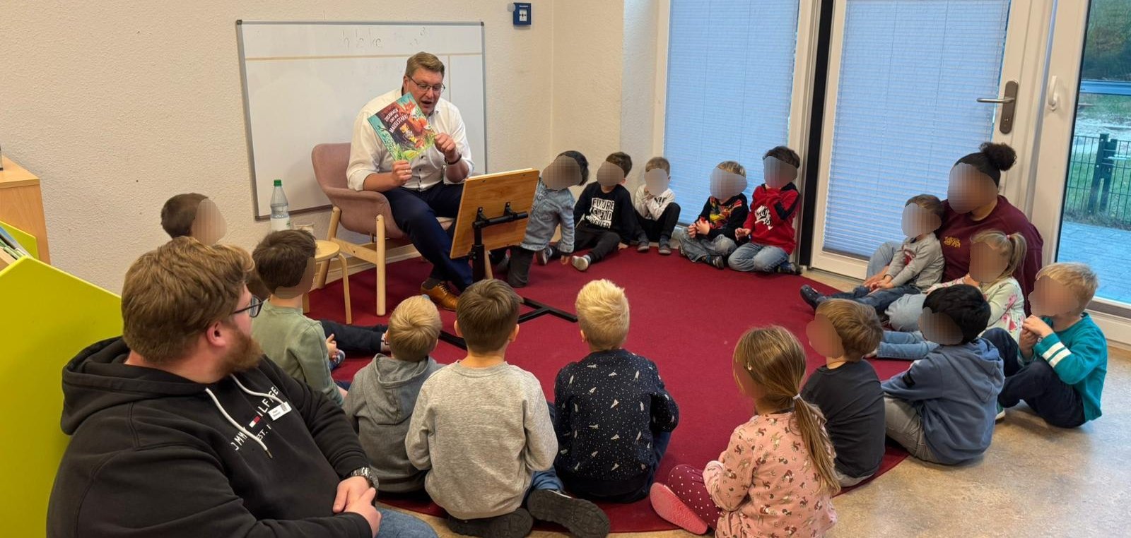 Bürgermeister Henrik Wärner mit Kinder in der Kita Regenbogen Schiffdorf