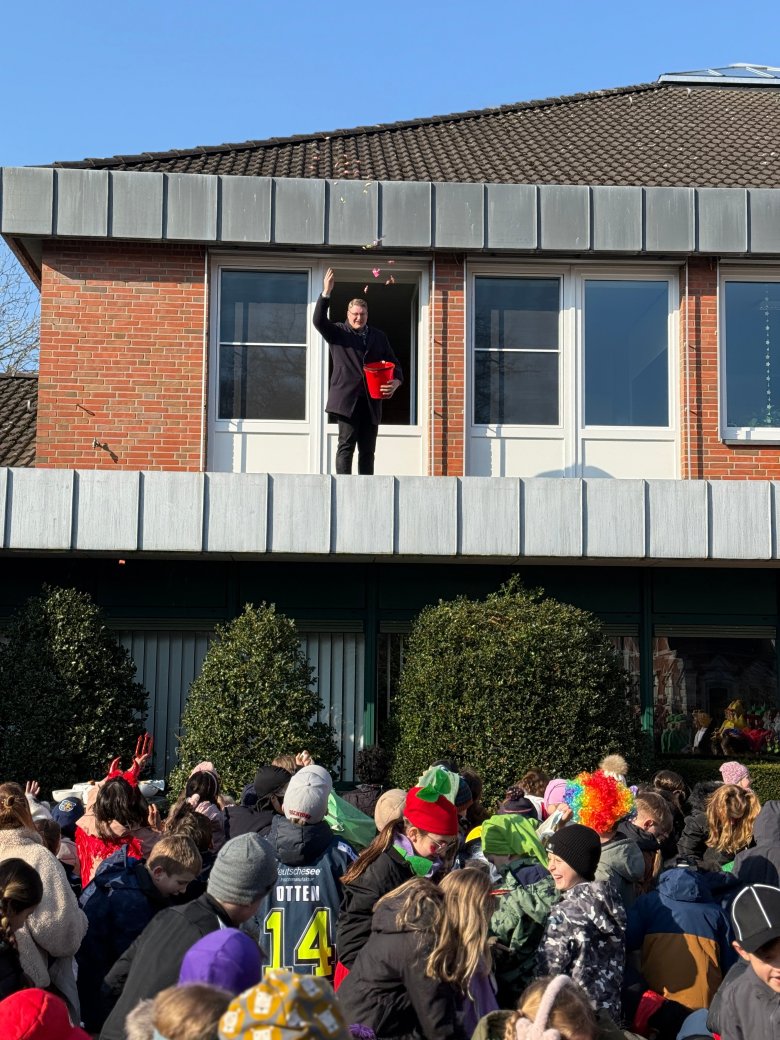 Bürgermeister Henrik Wärner begrüßte die Schiffdorfer Grundschüler und Kitakinder und belohnte die tollen Verkleidungen mit Kamelle.