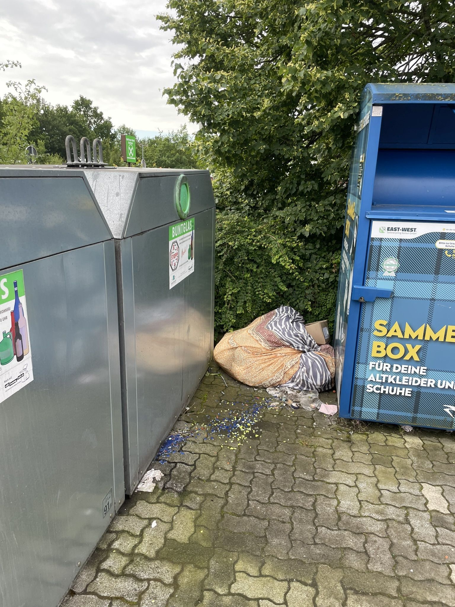 Vermüllte Altkleider- und Altglascontainer