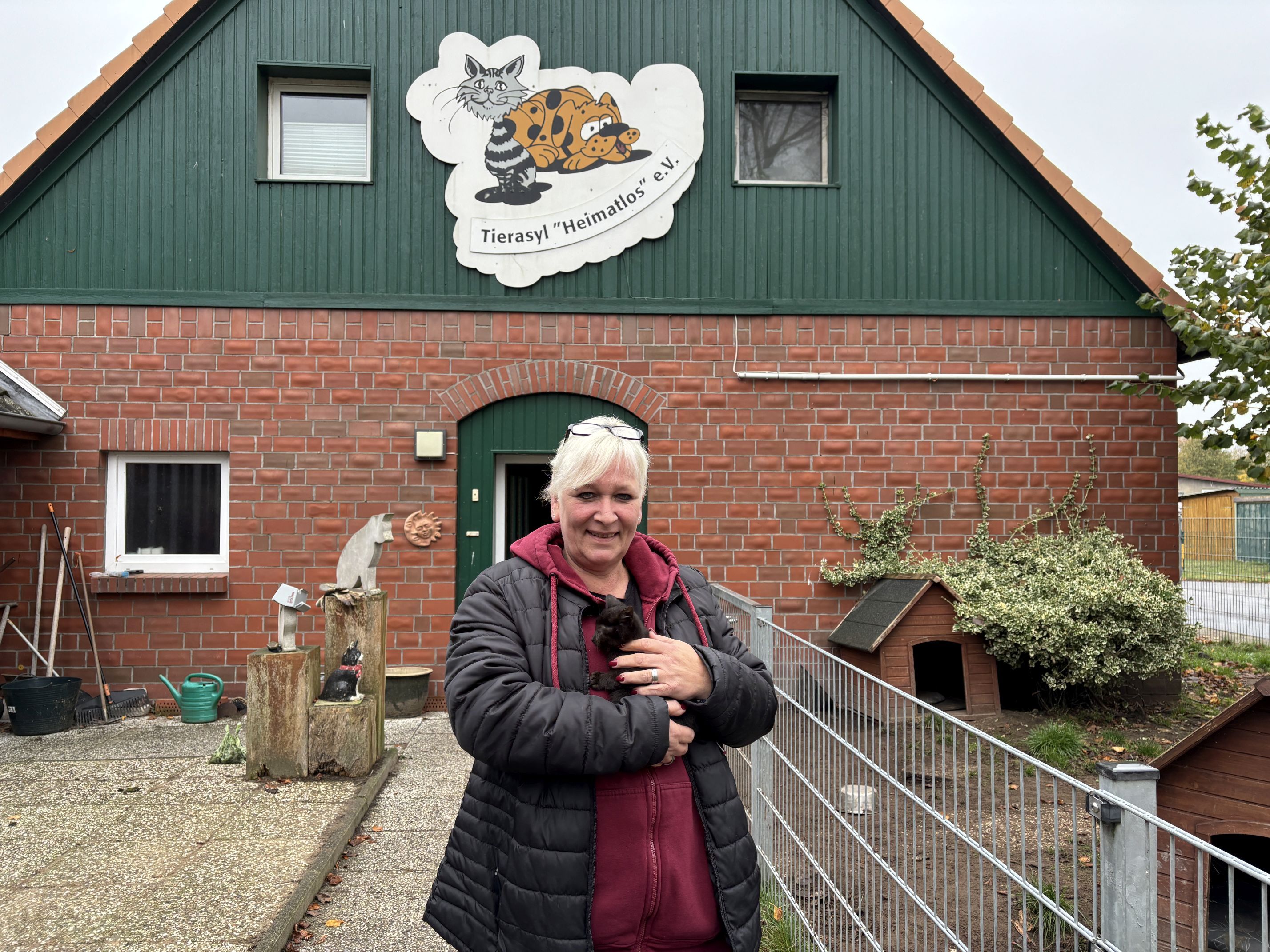 Claudia Schröder mit Katze auf dem Arm