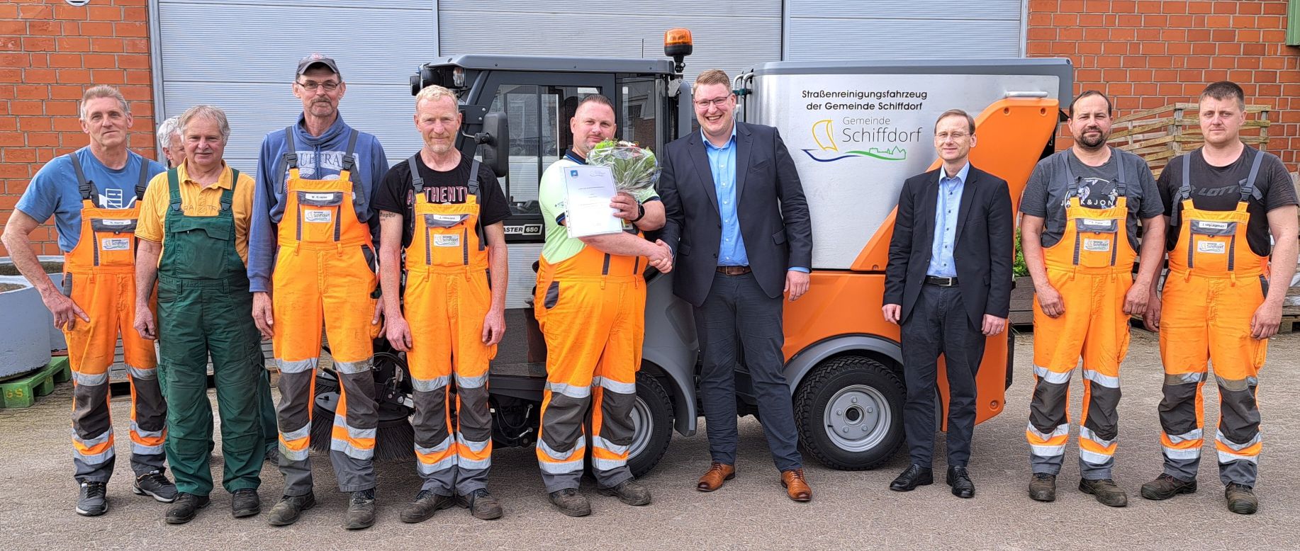 Mitarbeiter des Bauhofes mit dem Bürgermeister und dem Ersten Gemeinderat