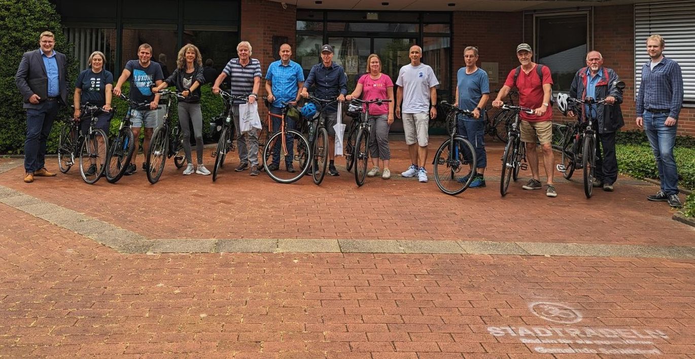 Siegerinnen und Sieger der STADTRADELN-Kampagne vor dem Rathaus, Bild: Gemeinde Schiffdorf