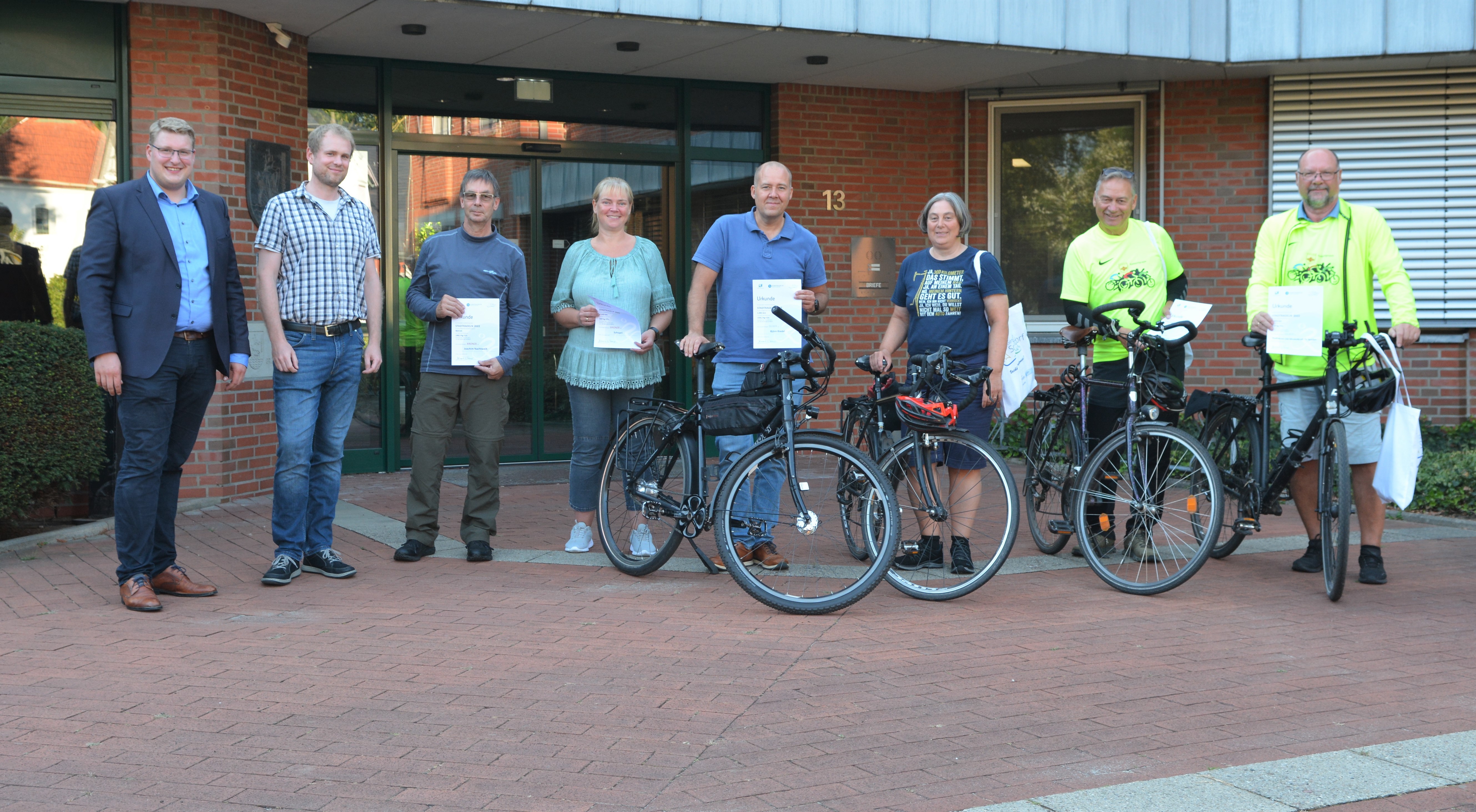 Siegerinnen und Sieger STADTRADELN vor dem Rathaus, Bild: K. Seelbach, Nordsee-Zeitung