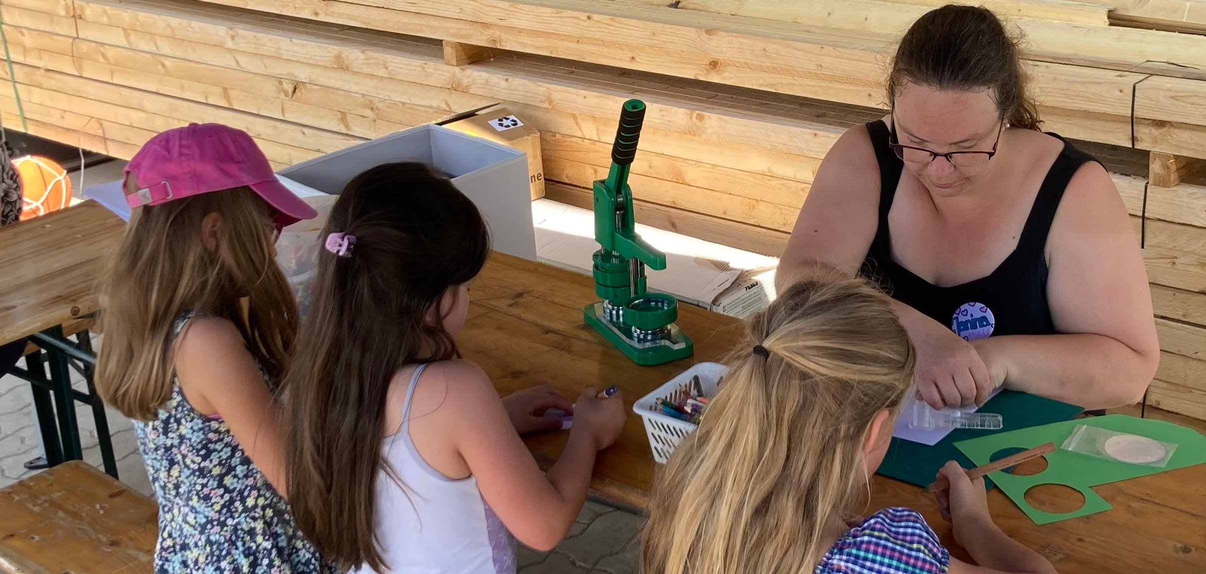 Jugendpflegerin Janina Staack mit Kindern in Geestenseth