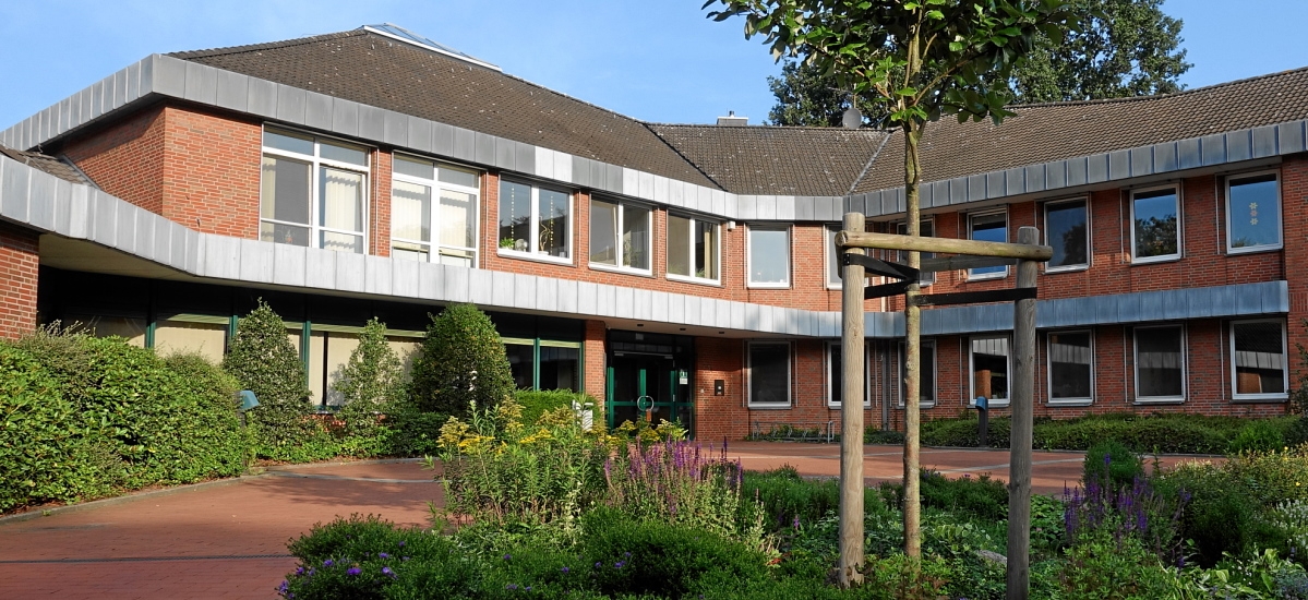 Blick auf Vorderansicht des Rathausgebäudes