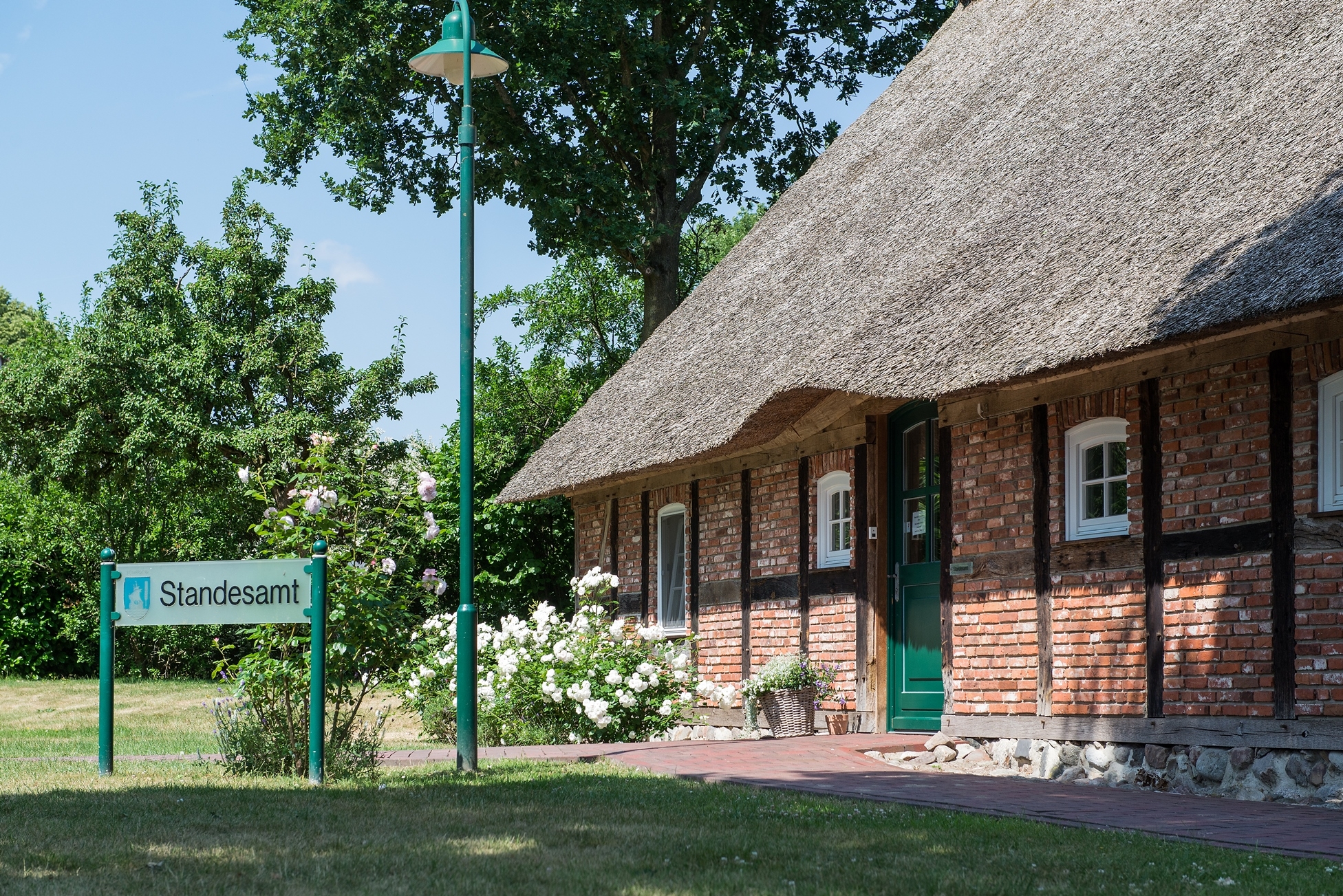 Blick auf Eingangsbereich Standesamt und Schild mit Aufschrift Standesamt