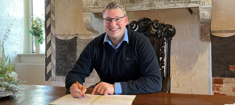 Bürgermeister Wärner unterzeichnet das Strategiepapier der Fair-Trade-Region Unterweser für die Gemeinde Schiffdorf
