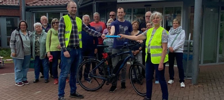 Übergabe des Staffelstabes vor dem Rathaus der Gemeinde Loxstedt