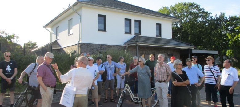 Teilnehmer des Spazierganges im Neubaugebiet